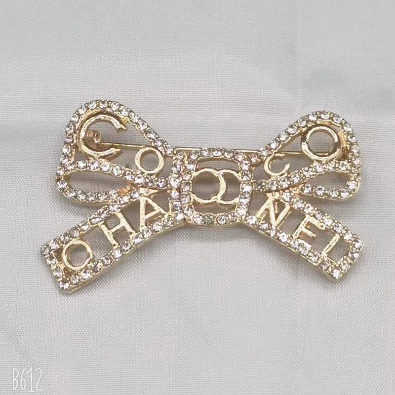 20Style Double Letters Pins Brooch Luxury Brand Design Women Small Sweet Wind Brooches Pearl Suit Pin Jewelry Clothing Decoration High-Quality Accessories