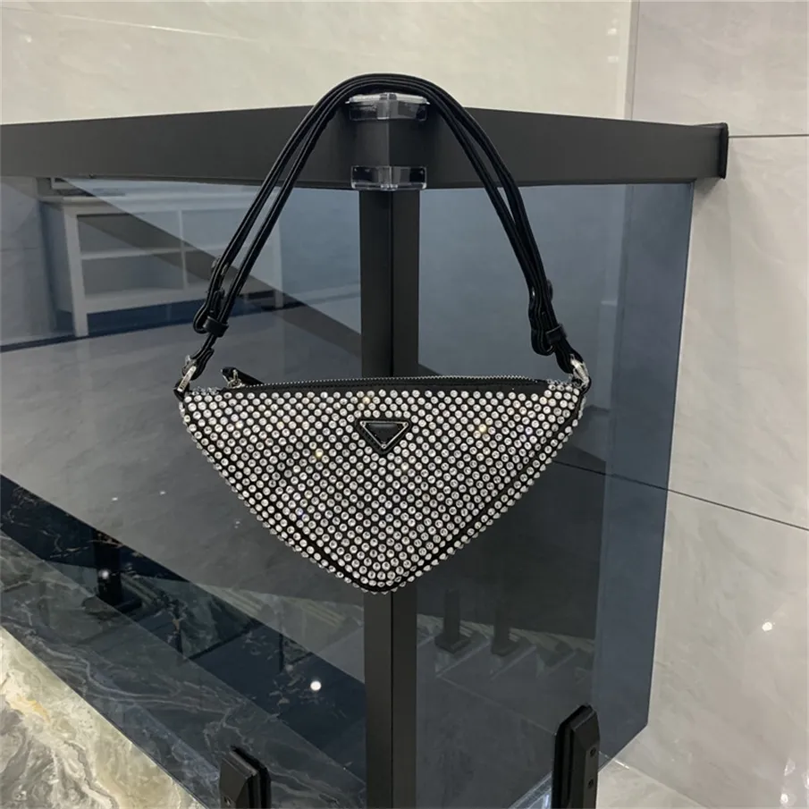 Väska 2023 Ny triangelväska Kvinnor Flash Diamond Sling One Shoulder Messenger Bag Versatile Handbag Women's Bag