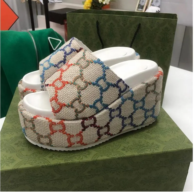 2022 Moda Zapatillas para mujer Diseñador Patrón Bordado Carta Playa Ocio Chanclas Sandalias de suela gruesa para mujer 35-40