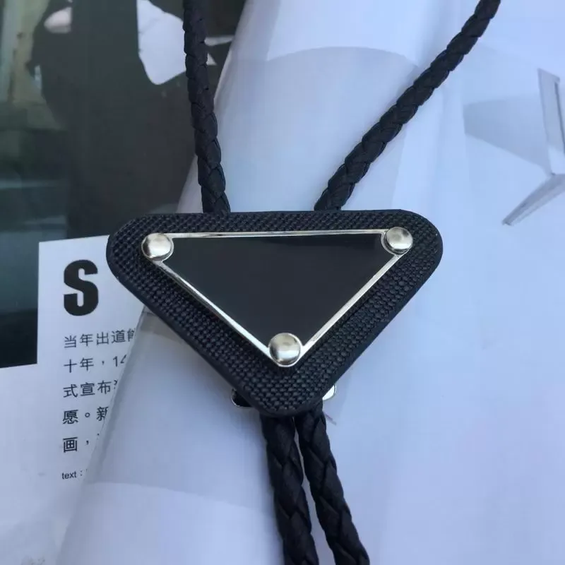 Bow Ties Designer Original Design Western Cowboy Alloy Downward Triangle Bolo Tie för män och kvinnor Personlighet Neck mode Acces257o