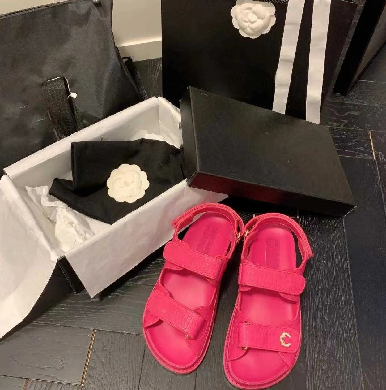 Nuevo estilo Cattlehide Sandal Fashion Camship Flats zapatos Dise￱ador de leuato Designer de lujo al aire libre Femenina Flat Bottom Confort SandBeach