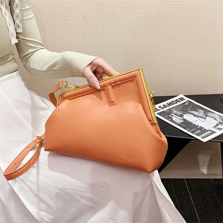 Luxur Designer Messenger Bag Handväska Molnstruktur Solid färgklämma Enkel doft