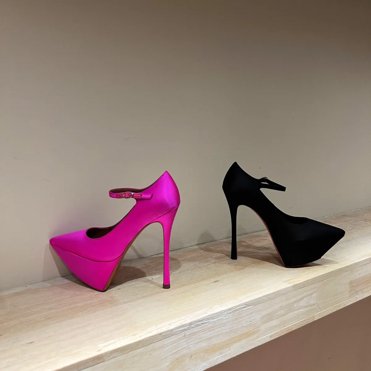 Amina Muaddi Yigit Silk-Satin Platform Pumps Schoenen Stiletto Hoge Heel Point Toe Dames Luxe ontwerpers Draai Schoenavond verstelbare enkelband Factory schoenen