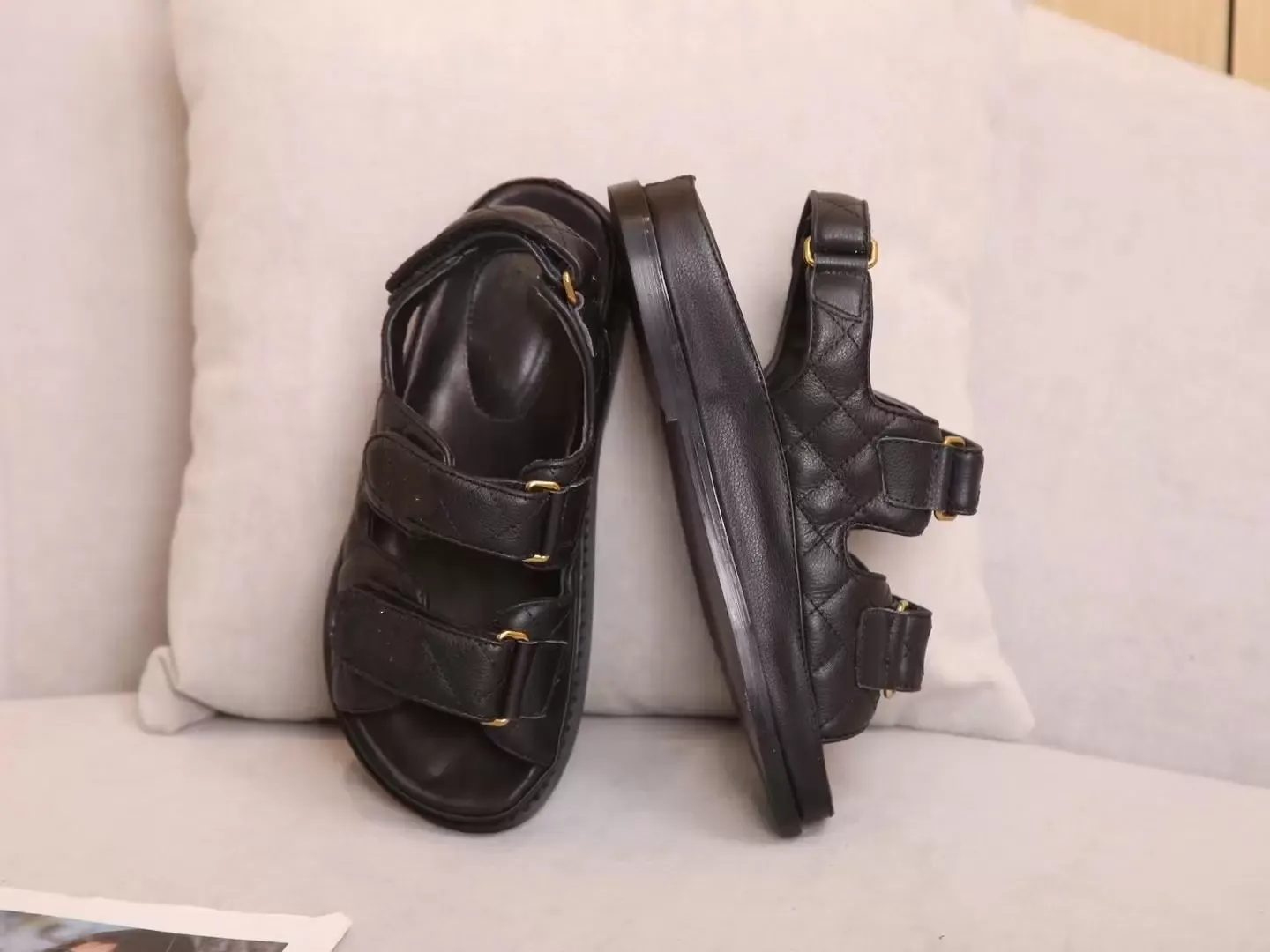 2022 Nowe luksusowe sandały damski pantofel śliski skórzany sandałowy damski hak pętla swobodne buty 35-42 z torbą pudełkową i kurzanką