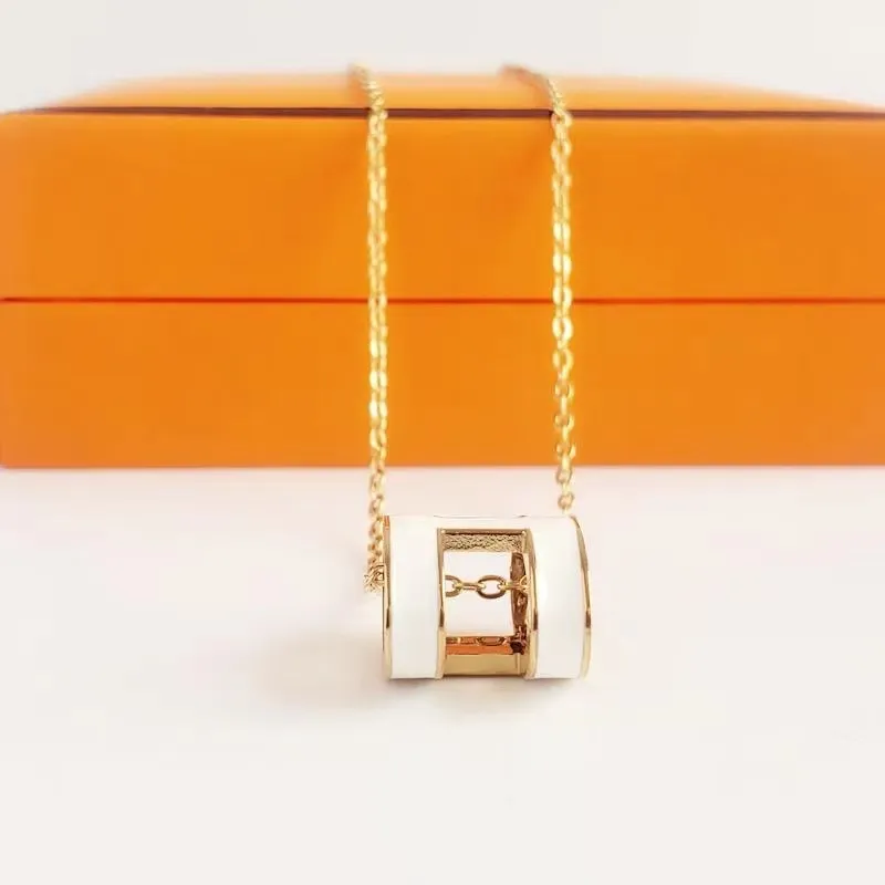 Nieuwe designer mode ketting voor mannen en vrouwen van hoge kwaliteit gouden letter hangletters kettingen gemaakt van roestvrijstalen sieraden geschenken dames