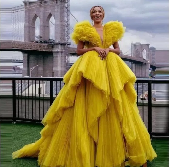 2022 New Yellow Tulle Abiti Quinceanera Extra Puffy Ruffles Scollo a V Servizio fotografico Abito lungo da donna Abiti da festa Abiti da sera formali BC12028 B0607G02