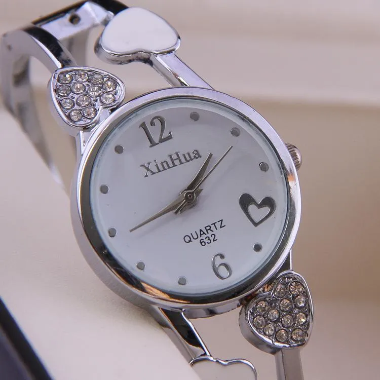 Polshorloges Koreaans modemerk hartvormige diamanten armband Watch kwarts kijkt temperament vrouwelijke hand goederen groothandelwristwatches