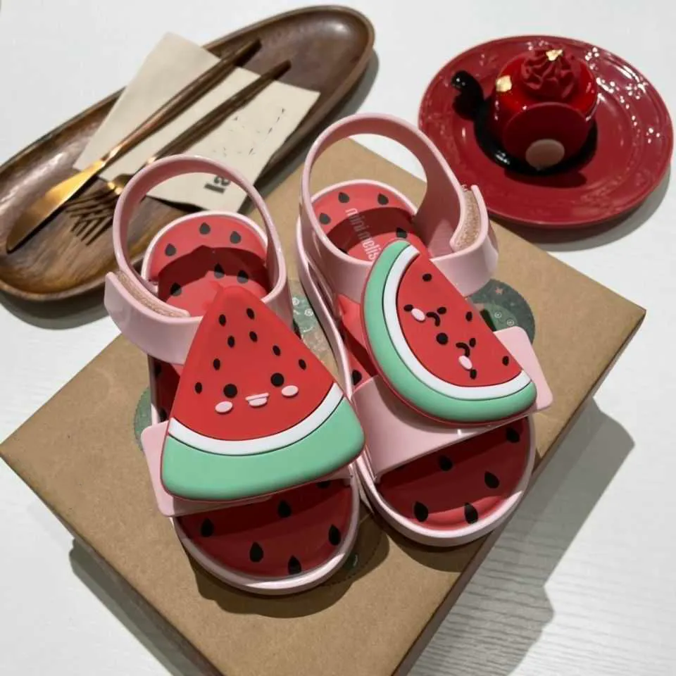 Lyxdesigner barn minis melissa barn sandaler skor frukt tecknad gel￩ avokado flickor baby kristall fj￤drar gummirosa r￶da sandaler melissas strandskor