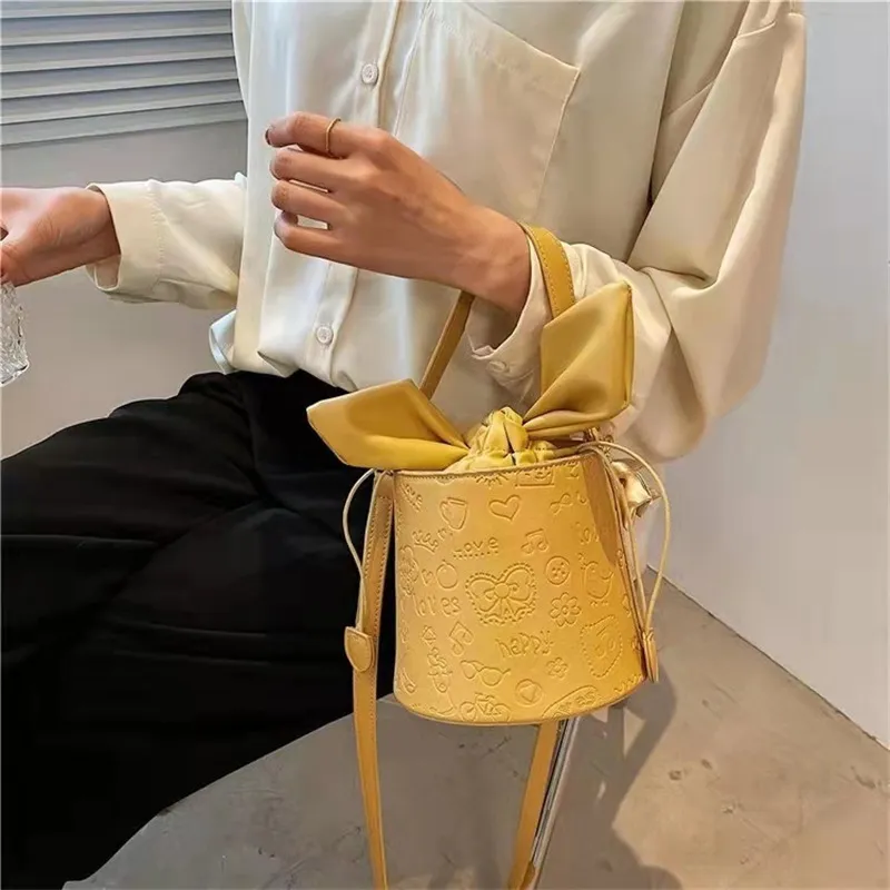 High Sense Of Western Style Bag Female Fashion Versatile Net Celebrity Niche Design Single Shoulder Bucket Bag