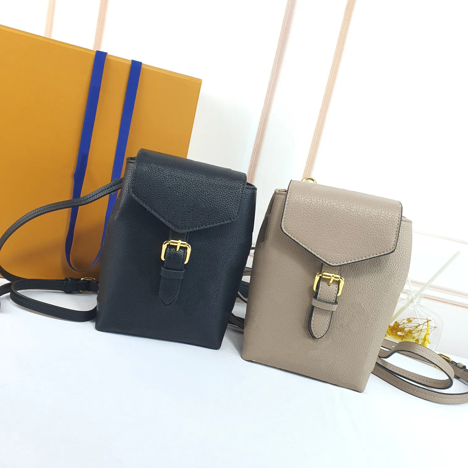 Hög kvalitet Lyx Designers Väskor Handväskor Kvinnor Tiny Ryggsäck Prägling Monogram Kedja Axelväska Crossbody Väska