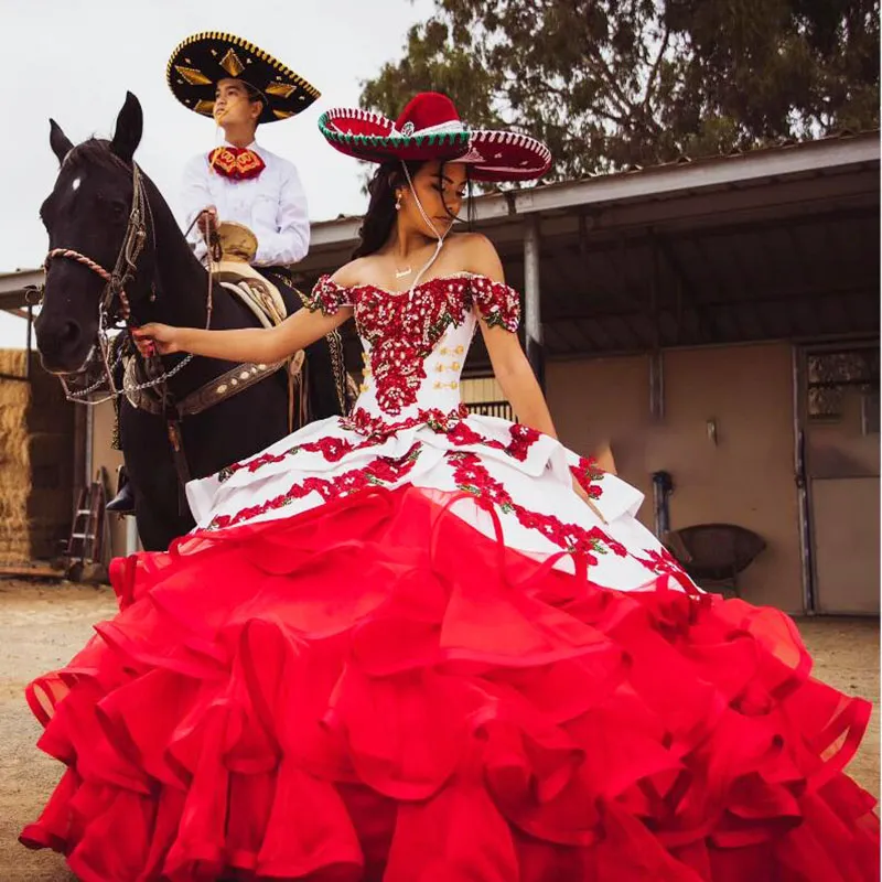 Eleganti abiti da quinceanera rosso e bianco 2022 Charro messicano fuori dalla spalla perline cristalline Crystal Ruffles Sweet 15 Abito Corset Luxury Vestido de 15 Anos Festa Luxo