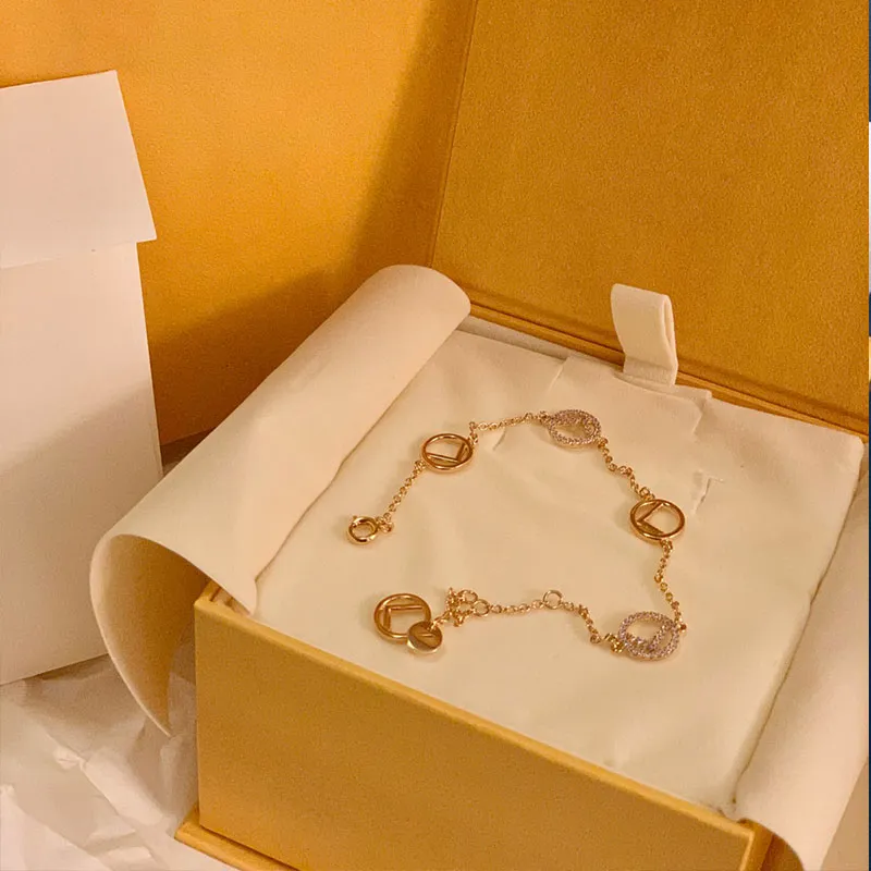 Chaîne à maillons de luxe Designer de bracelet de mode pour les femmes Lettres classiques simples Bracelet en diamant d'or Anniversaire Cadeau de fête de mariage Bijoux de haute qualité bon