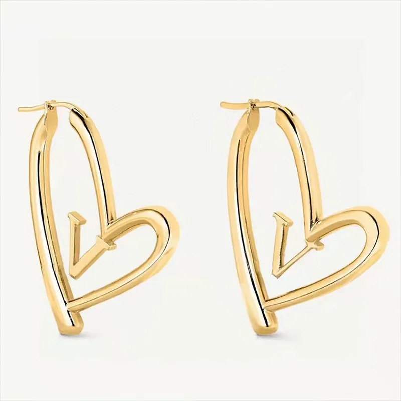 V Letter 18K Gold Heart Hoop Earrings Classic Titanium Steel Designer Jewelry Fashion Woman Stud Earrings310v