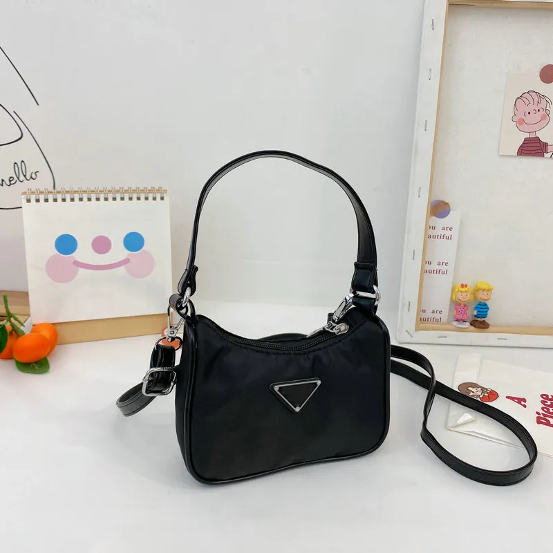 Bolsos de diseñador para niños Bolso de hombro para niña Uno para niños Lindo Casual Accesorios de mensajero portátiles Bolsa Satchel Carteras Monedero248A