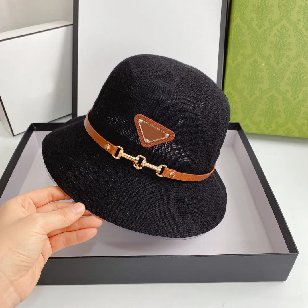Summer Fashion Small Top Hat Designer Cappelli di paglia Cappello da pescatore Womens Cap Chain Buckle Ice Silk Linen Design Berretto da baseball da uomo di alta qualità