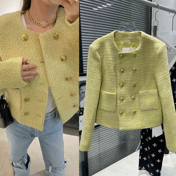 Nella primavera del giallo limone, un piccolo cappotto di tweed grossolano e profumato, una celebrità, in lana con bottoni dorati a doppio petto