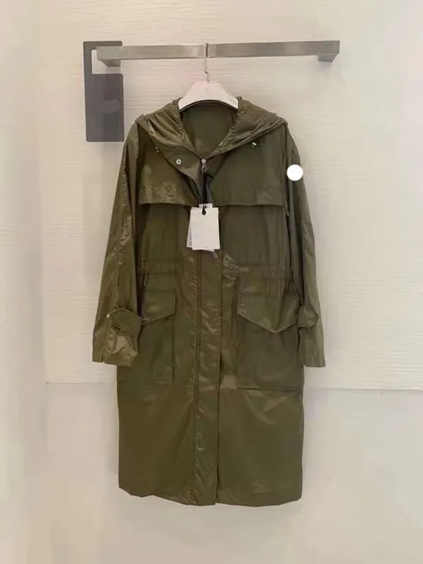 Trench lungo da donna di design francese Marchio ricamato con lacci Distintivo ricamato Giacca con cappuccio a vita alta da uomo costosa con zip