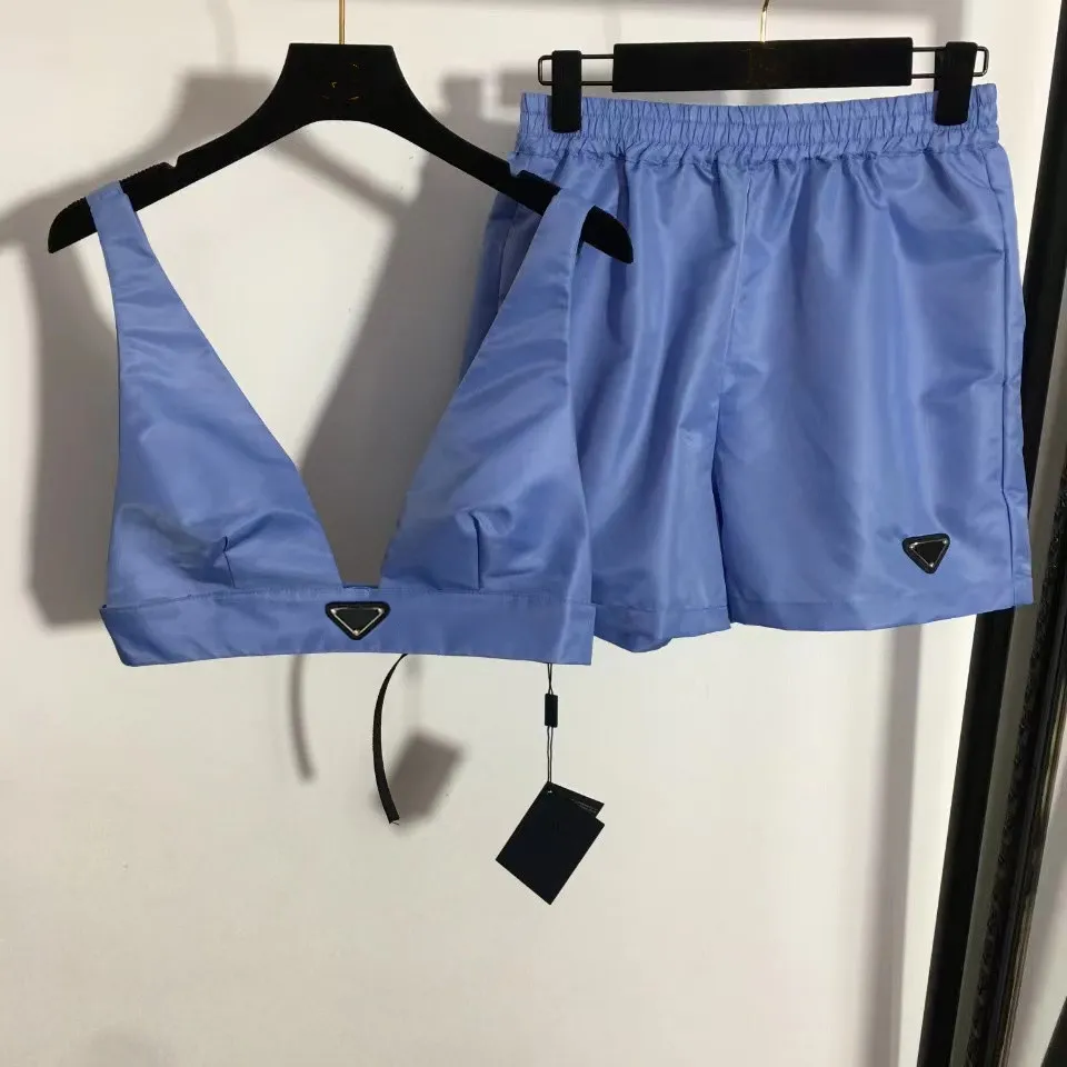 Tvådelade byxor för kvinnor Set med triangel metall V-ringad väst Mini kort set Streetwear Fashion Crop Top 22ss Ny träningsoverall