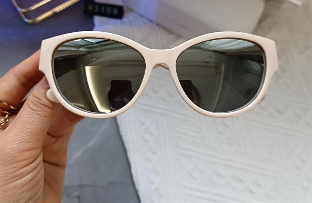 Diseñador Cat Eyes Gafas de sol para mujeres Hombres Estilo de verano Anti-ultravioleta Retro Escudo Lente Placa Cuadrado Marco completo Moda Anteojos Caja aleatoria