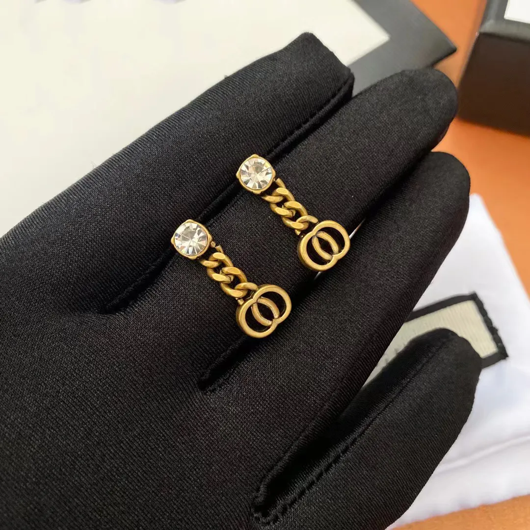 2022 Últimas mujeres 18K chapado en oro Diseñadores de marcas de lujo Letras Stud Geométrica Famosas Damas Ronda Crystal Rhinestone Pendiente Wedding Party Jewerlry