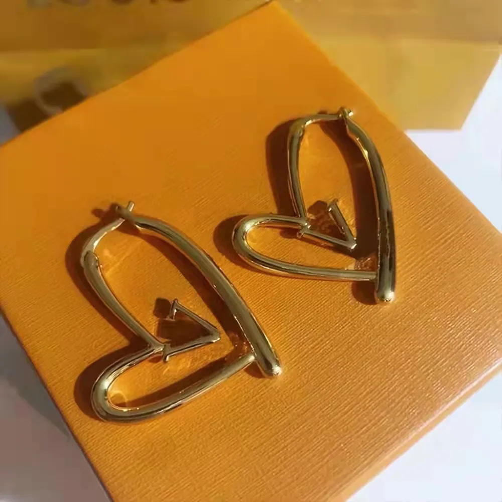 V Letter 18K Gold Heart Hoop örhängen Classic Titanium Steel Designer Jewelry Fashion Woman Stud Earrings213s