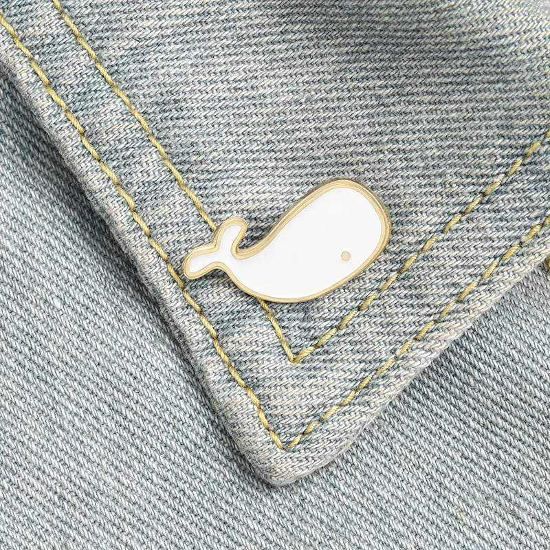 Spille smaltate Little Whale Mini badge personalizzato Jeans denim Spille da bavero Cartoon Simple White Jewelry Regali Spille per bambini