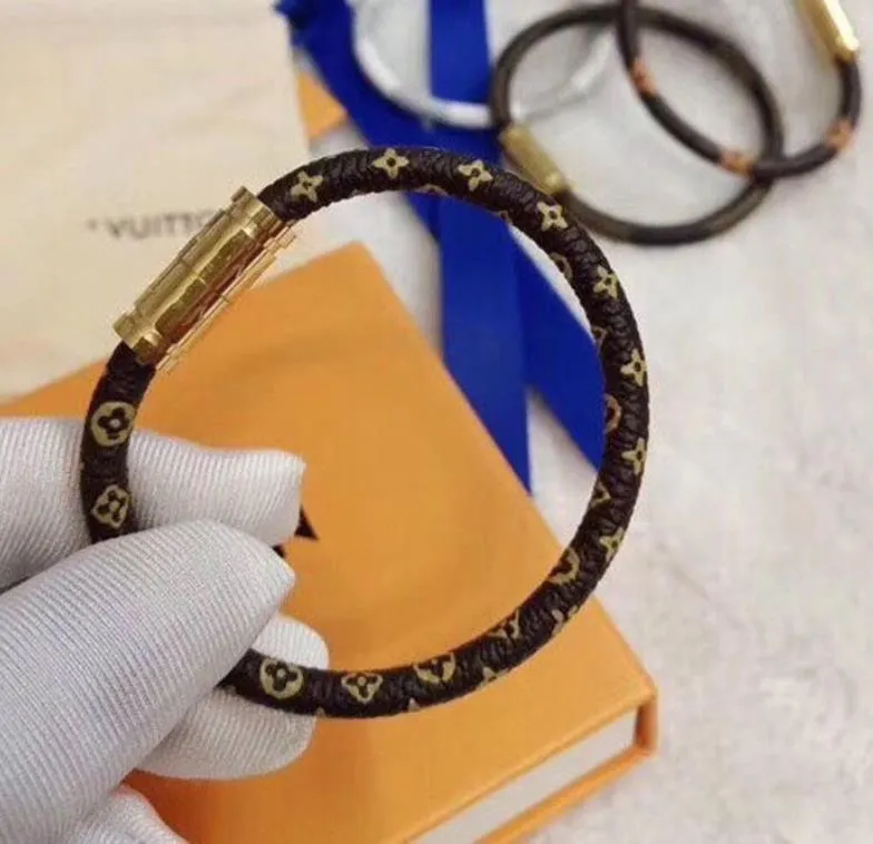 Bracelets de charme de style Amérique de l'Europe Men des femmes femmes presbytiques en cuir presbyte en cuir magnétique à main plaid l design gravé V Letter Metal PU bracelet bracelet