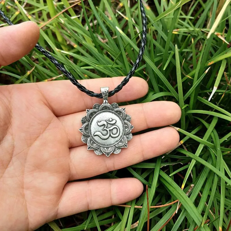 Naszyjniki wisiorek 10pcs kwiat i Naszyjnik OM Tybet Mandala Duchowa geometria Amulet Biżuteria religijna