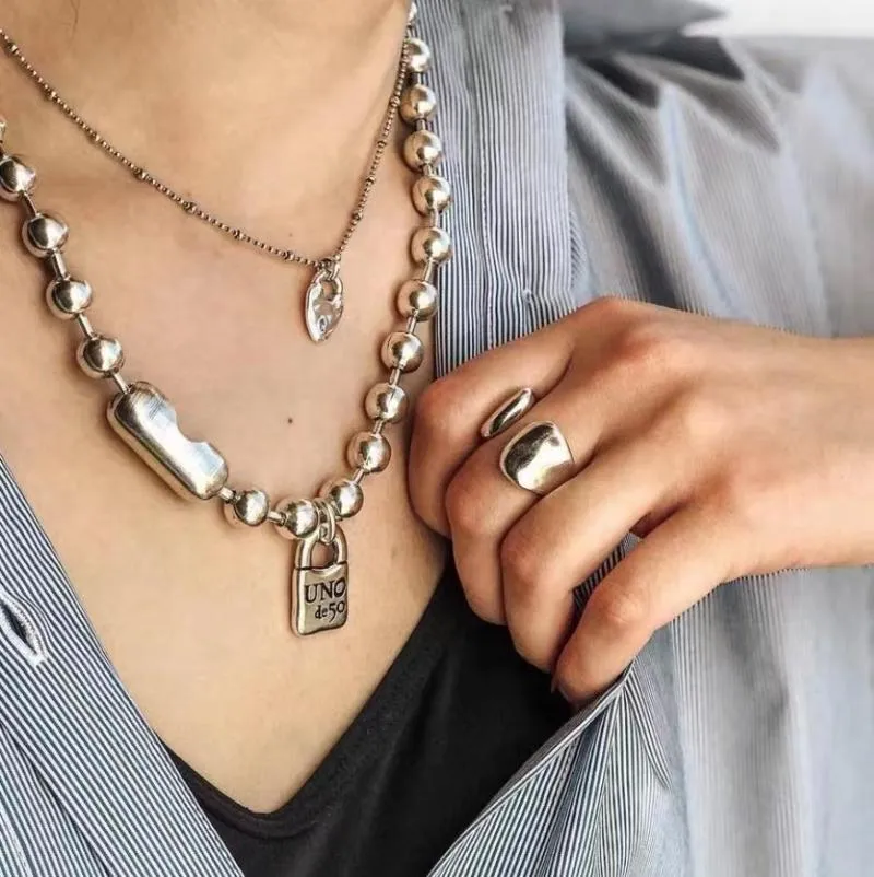 Chaînes en alliage d'acier inoxydable, collier de perles de couleur argent, peut être offert en cadeau aux femmes avec vente en gros gratuite