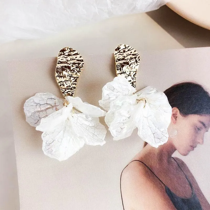 Clip-on Vis Retour Coréen Blanc Acrylique Fleur Pétale Clip Sur Boucles D'oreilles Pour Les Femmes 2022 Déclaration Pendientes Tendance Pas De Boucle D'oreille Percée Bijoux