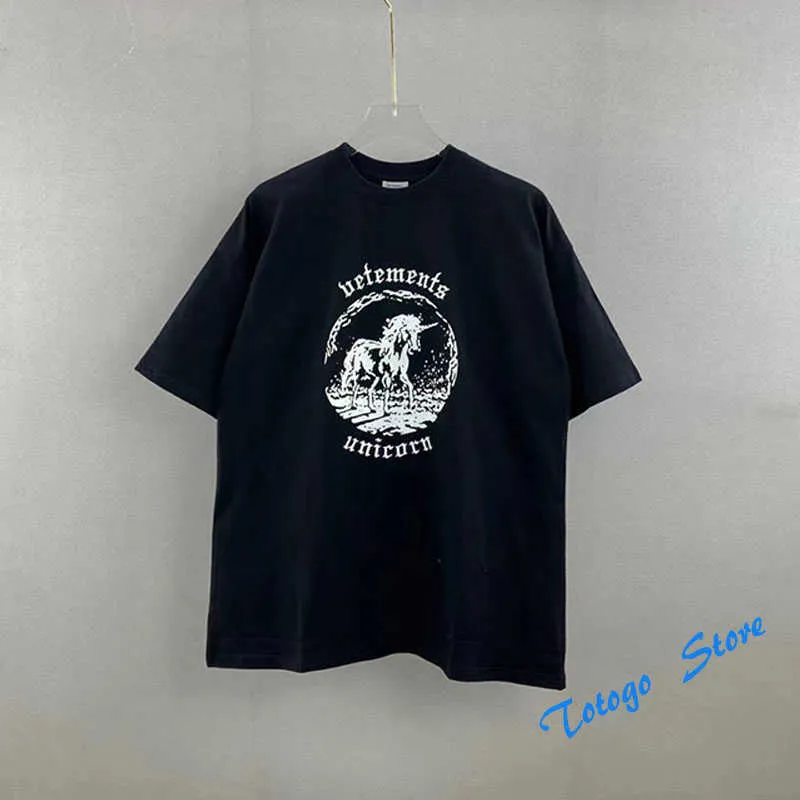 Black White Cartoon Unicorn Printing Vetements T-shirt Summer Style VTM Kort ärm broderi Vetement Tee Top inuti Tag