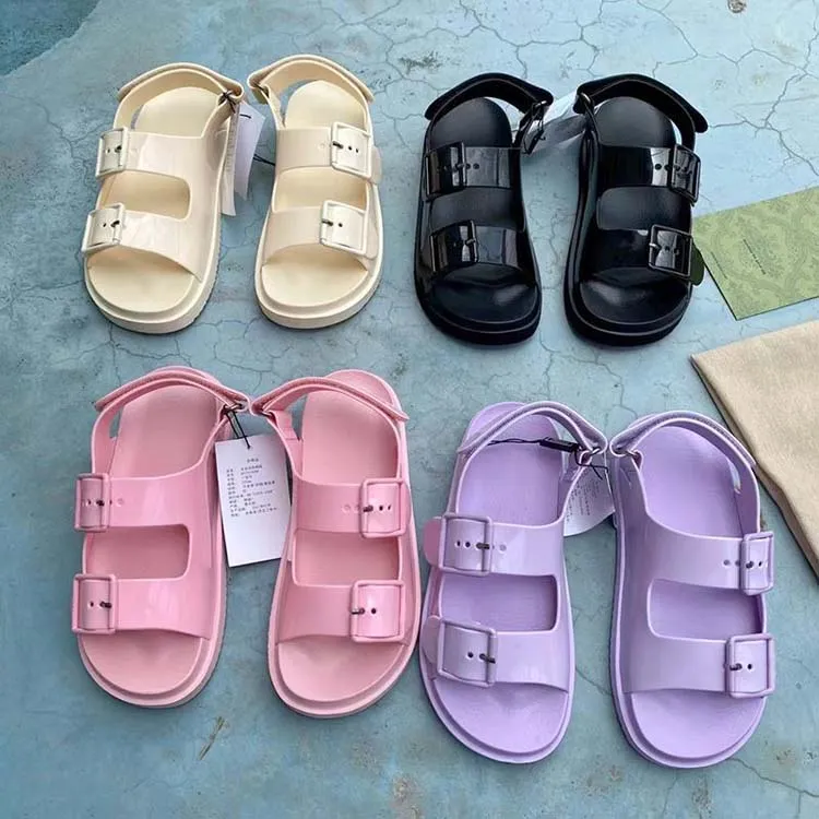 최고 품질 디자이너 럭셔리 젤리 샌들 슬리퍼 폼 가방 여성 고무 특허 가죽 샌들 마음대로 옷과 일치시킬 수있는 신발의 일종입니다