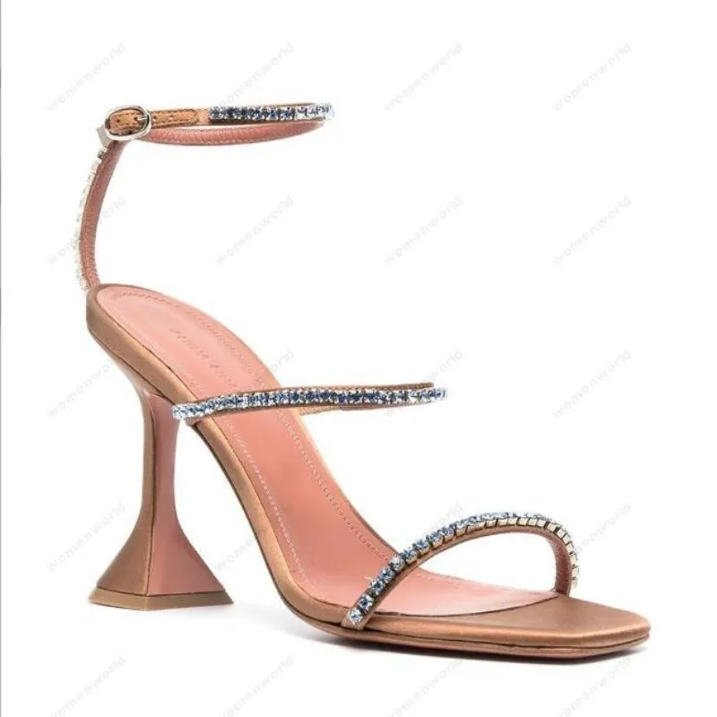 Sandálias de designer de luxo Amina Muaddi x AWGE Novas sandálias transparentes Begum Glass Pvc Crystal Transparente Slingback Sandálias de salto alto Gilda enfeitadas sandálias caqui sapatos