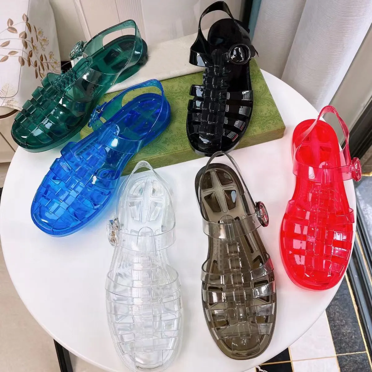 Sandalias de goma enjauladas para mujer Zapatos de pescador Sandalias planas de gelatina de moda Diapositivas de diseño translúcido con caja y bolsa para el polvo