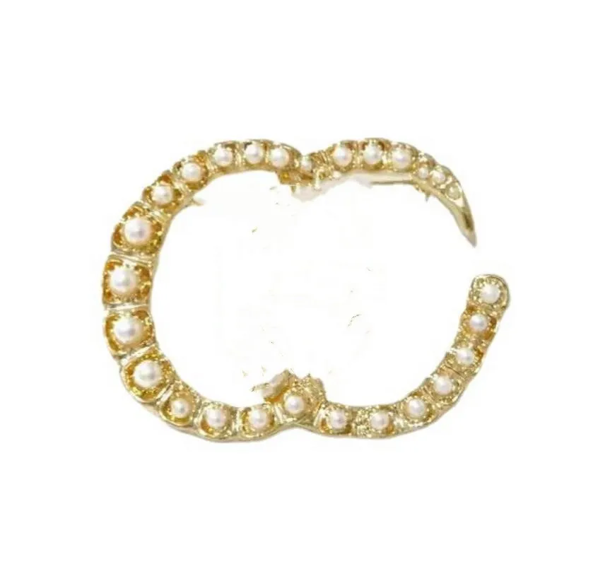 Broche lettre française européenne et américaine, manteau Simple à la mode, accessoires en perles et diamants pour femmes, haute qualité, livraison rapide