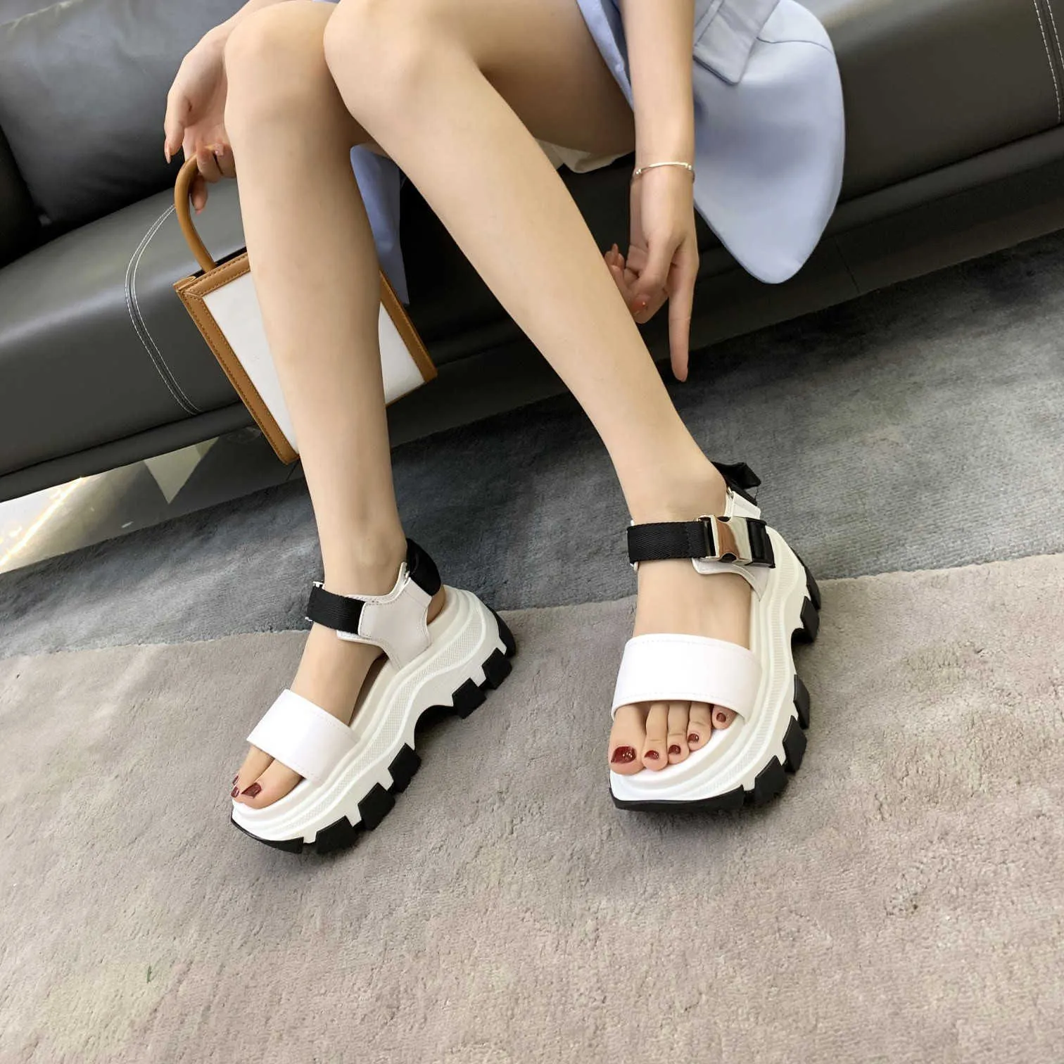 2021 Fashion Sponge Platform Women Open-toe Sandals Designer Sneaker Style Loafers Top Quality Leather Buckle Daddy Shoes Outdoor Casual