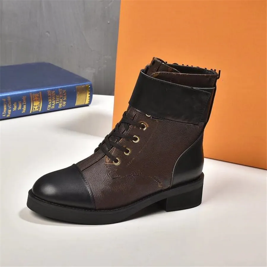 Femmes bottes Bottes courtes élégantes confortables simplicité simplicité en cuir authentique Impression mentale boucle mentale résistante à plat non glissade Versatile chaude chaussures femelles p80808