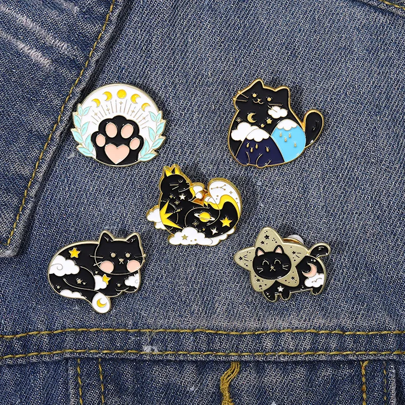 Cartoon Kat Emaille Pin Dier Broche Ster Maan Zwart Kitten Poot Cloud Badge Revers Pin Rugzak Vrouwen Kids Sieraden gift Groothandel