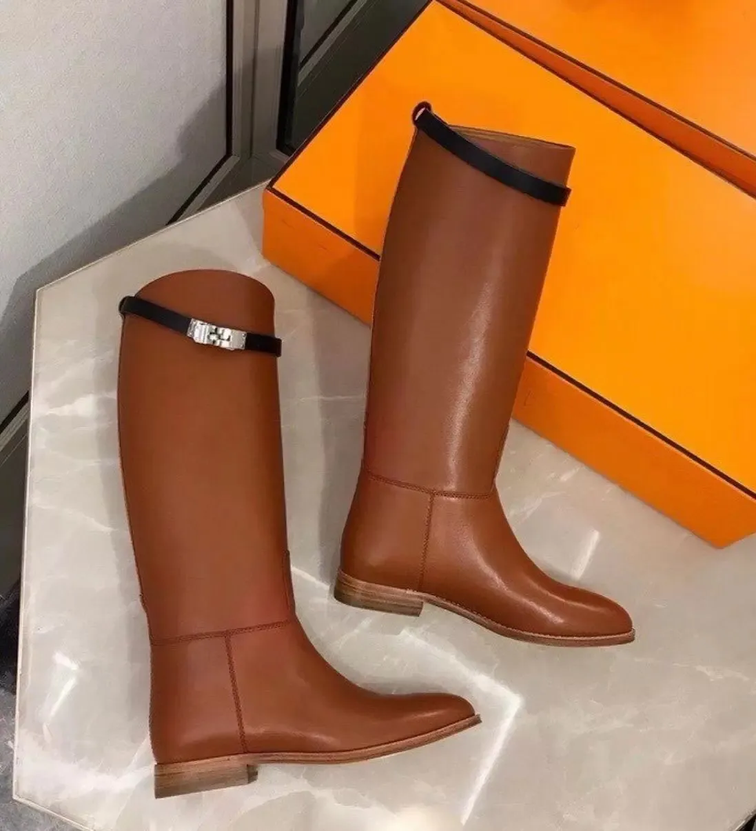 Nyheter Vinterkvinnor Hoppande knästövlar Högkvalitativ röd klänning Eleganta kvinnor spikar Cowboy Boot Slip på Booties Outdoor Knight Booty