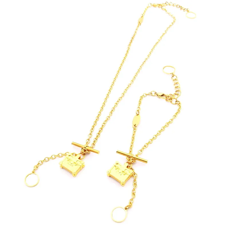 Europe America Fashion Petite Malle Necklace Bracelet Lady Womens Gold-color Metal Engraved V Initials Flower Iconic Pendant Chain Jewelry Sets M00568