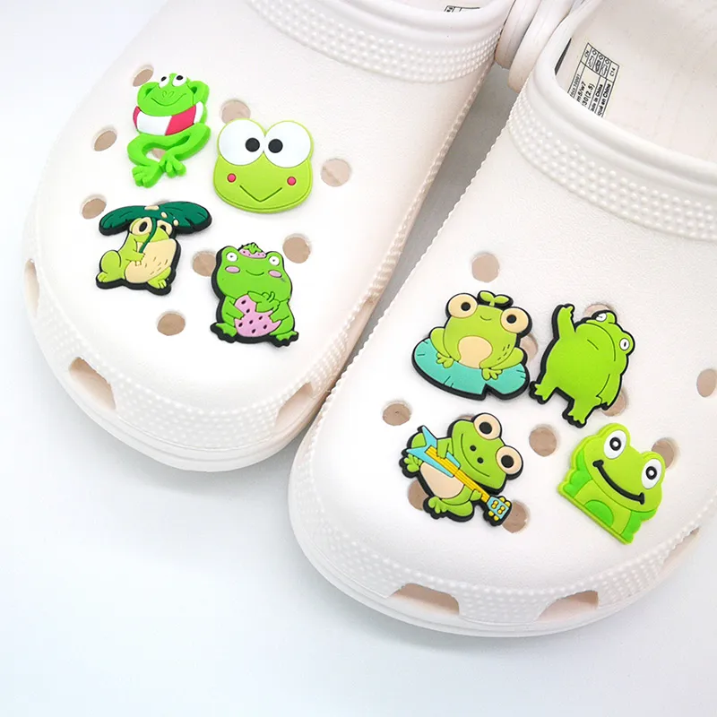 MOQ 100PCS FROG -serie Cartoon Croc Jibz 2d zachte plastic schoen Charms ornamenten schoenen gespoeld accessoires anime schoendecoraties voor dames sandalen polsband geschenken