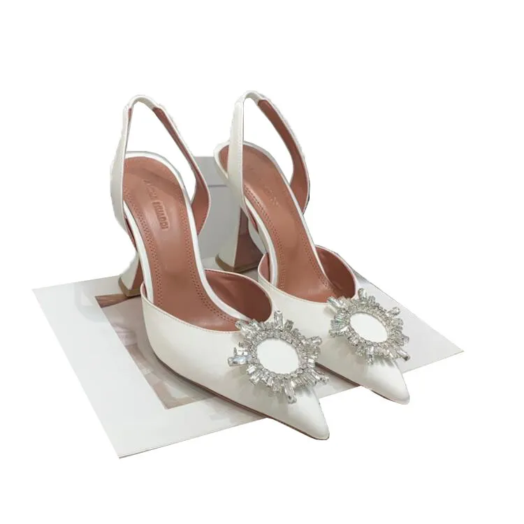 Amina Muaddi المرأة الصنادل الجلدية وحيد مصمم عالية الكعب 10 سنتيمتر الماس سلسلة الديكور مأدبة النساء أحذية الزفاف الحرير الأبيض مثير النعال الرسمية الأحذية