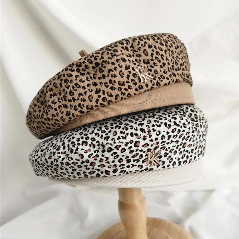 Basker vintage leopard basker bling metall bokstäver logotypmålare mössor för kvinnor lyxmiddag ädla grim beanie hatsberets