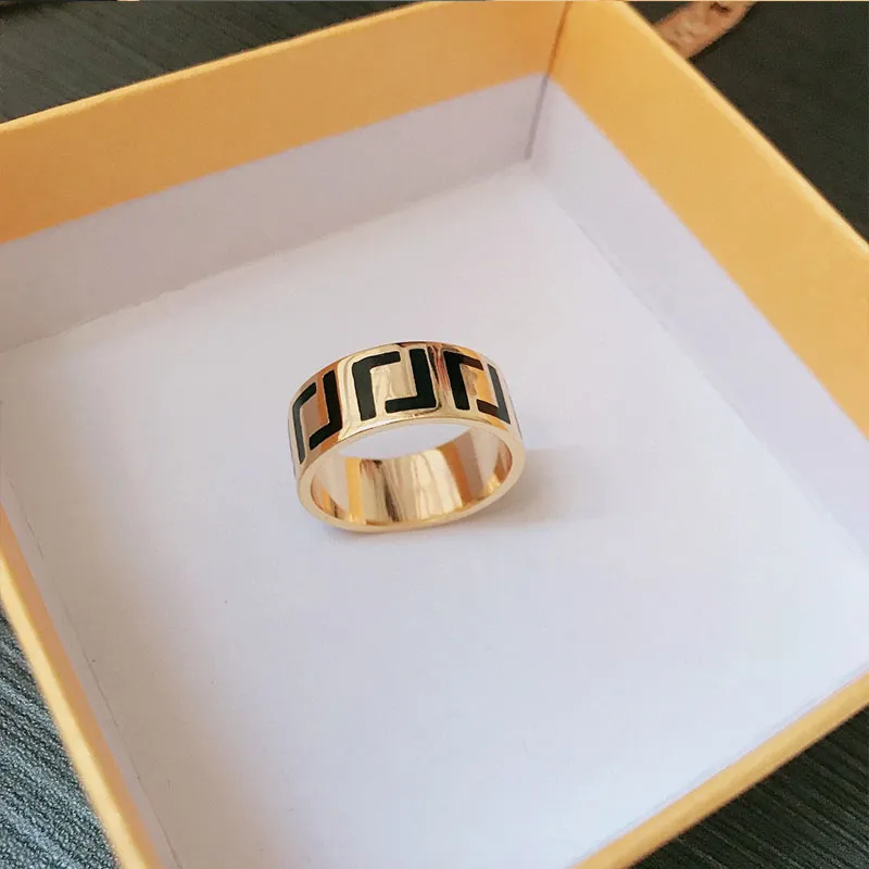 2022luxury 디자이너 반지 약혼 파티 기념일 선물 커플의 반지 옐로우 골드 레터 링 여성 크기 6-8 보석 상자 고급 솜씨