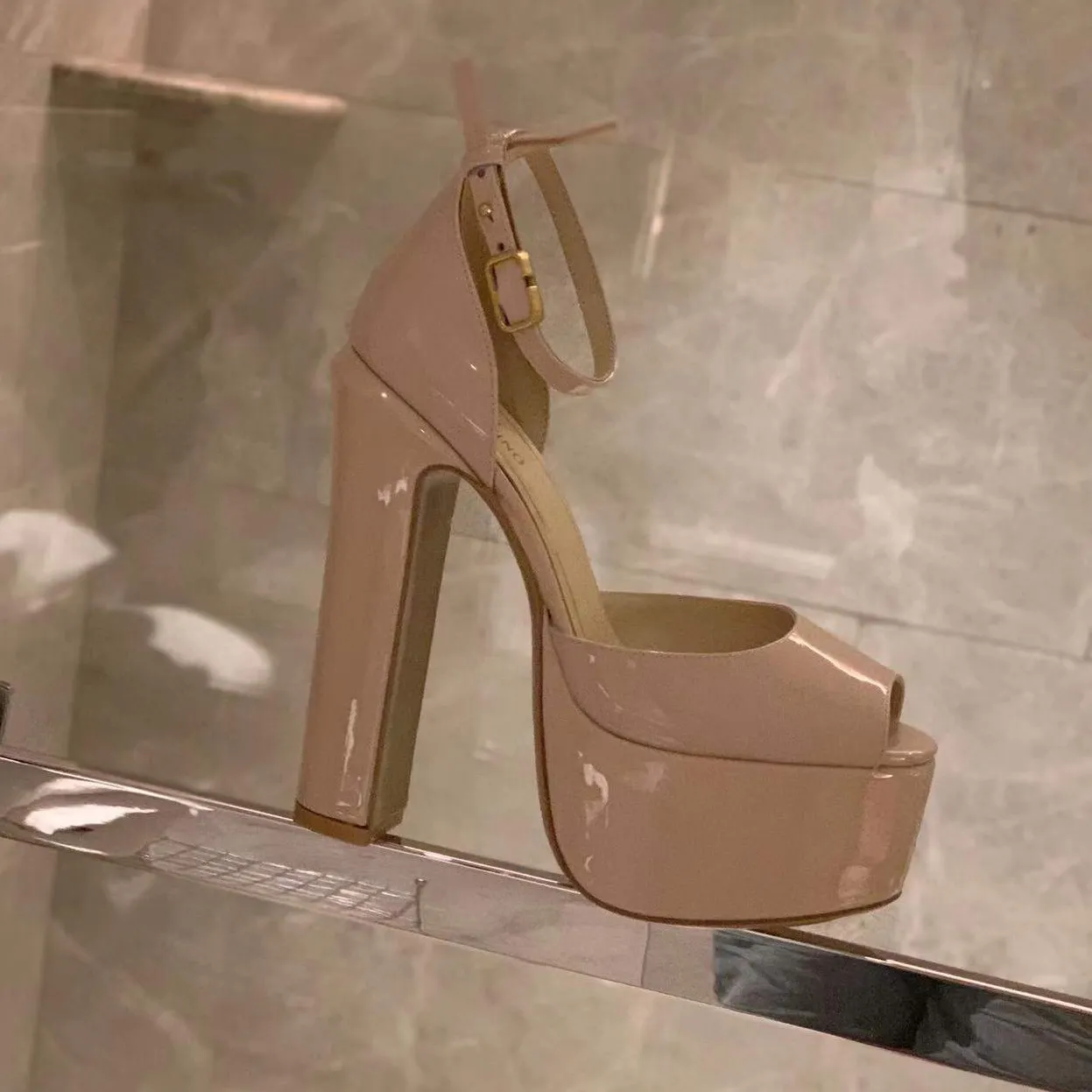 buty letnie na najwyższym poziomie z paskiem Lakierowana platforma Czółenka Buty nude Rybki peep Toe Sandały na obcasie z odkrytymi palcami 15cm Projektanci luksusu Buty wyjściowe Biały pomarańczowy