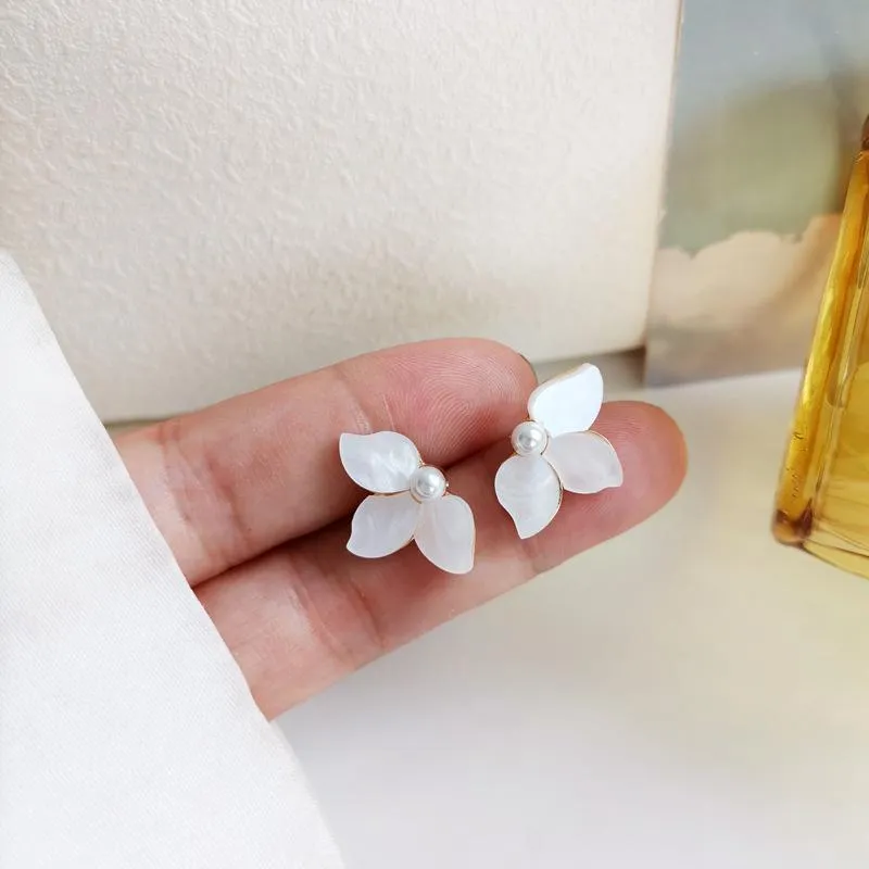 クリップオンネジバックイヤリングのエレガントな白い樹脂フラワークリップピアス女性の夏の小さな葉の花びらの耳クリップジュエリークリップオン