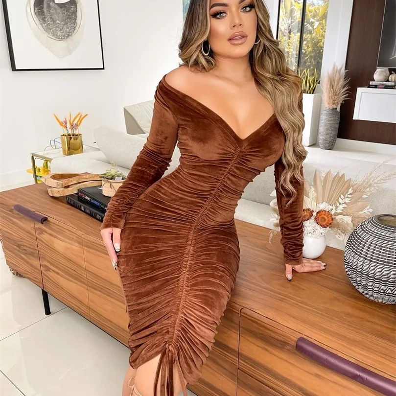 Sexig sammet dragklänning Kvinnor Autumn Winter One Shoulder V Neck Long Sleeve Slim Elastic BodyCon Midi Dresses Party Vestido 220613