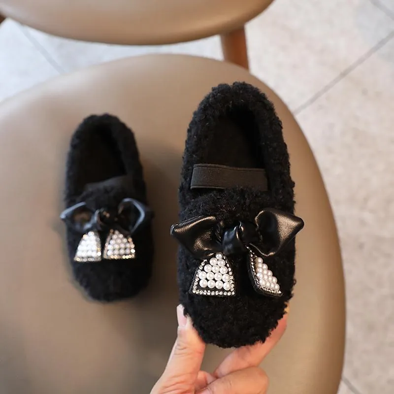 Athletic Outdoor Children Warm Cotton Fluffy Fur Princess Sweet Flats med Bow-Knot Girls Casual Shoes Kids Winter Pearls Beading Fashiona