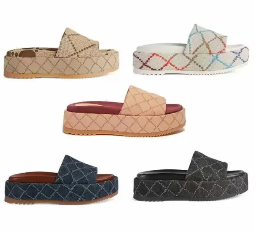 2022 Mulher de moda Slippers Beach Slippers grossos Plataforma Sapatos femininos Alfabeto sandálias de couro salto alto 35-44