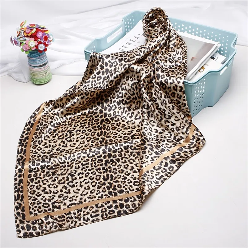 Bufandas con estampado de leopardo de moda para mujer Silkl Satin Hijab Bufanda femenina 90 cm * 90 cm Bufandas de cabeza de chal cuadrado de lujo para damas 220516